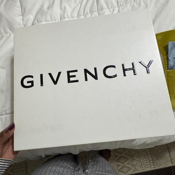 Givenchy - Picture 12 of 13